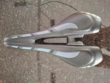 GUB 1150 race zadel 142 mm breed beschikbaar voor biedingen