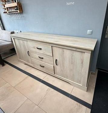 Mooie Dressoir met lades en deuren beschikbaar voor biedingen