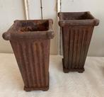 2x Brocante oude gietijzeren tuinvaasjes / grafvaasjes, Gebruikt, Vierkant, Nvt, Metaal