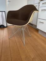 Eames Fiberglass Armchair DAR Charles & Ray Eames by Vitra, Huis en Inrichting, Stoelen, Ophalen, Gebruikt, Bruin, Metaal