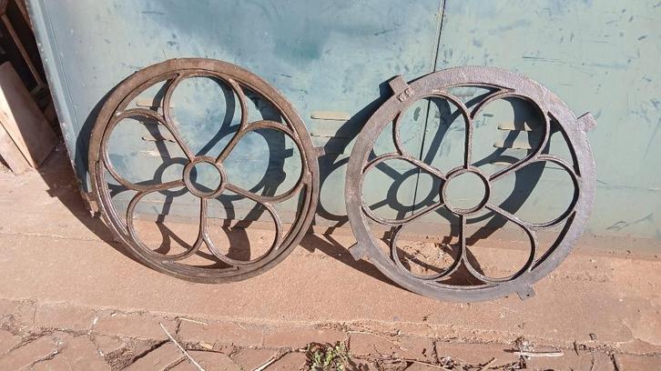 2 prachtige rond 60 gietijzeren STALRAMEN vast en te openen, Antiek en Kunst, Curiosa en Brocante, Ophalen of Verzenden