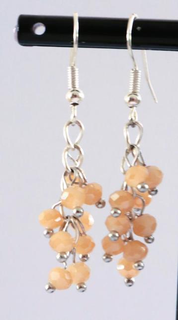 oorbellen met een trosje beige rondellen beschikbaar voor biedingen