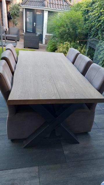 Eettafel met 6 stoelen op wieltjes beschikbaar voor biedingen