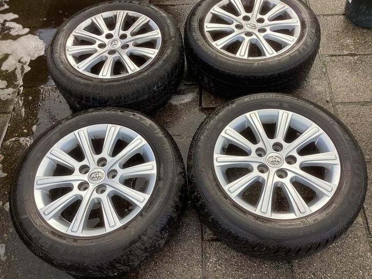 Toyota Velgen met Winterbanden 205/60 R16, Auto-onderdelen, Banden en Velgen, Banden en Velgen, Winterbanden, 16 inch, 205 mm