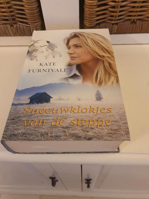 K. Furnivall - Sneeuwklokjes van de steppe, Boeken, Romans, Zo goed als nieuw, Nederland, Ophalen of Verzenden