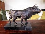 Gietijzeren stier, bull op marmeren voet, Ophalen of Verzenden, Zo goed als nieuw, Dier