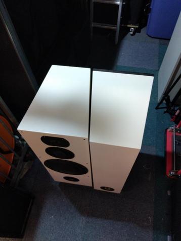 Set HiFi Hi-end made in NL. 3-way, white lacquer. Gold spike beschikbaar voor biedingen