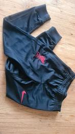 Nieuwe Nike Liverpool trainingsbroek maat S, Broek, Jongen of Meisje, Nieuw, Ophalen of Verzenden