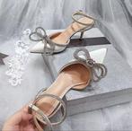 Elegante witte hakken met strik, Ophalen of Verzenden, Zo goed als nieuw, Wit, Pumps