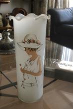 Vintage vaas, wit opaline met afbeelding., Ophalen of Verzenden