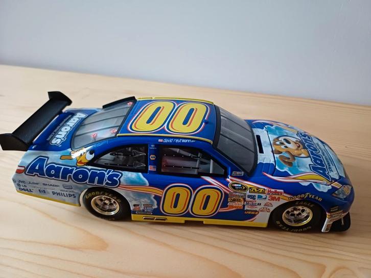 Nascar 1:24 - David Reutimann Aaron's #00 Toyota Camry, Hobby en Vrije tijd, Modelauto's | 1:24, Nieuw, Overige merken, Ophalen
