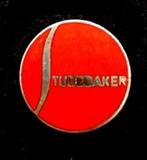 Studebaker speld- rood emaille, Verzamelen, Verzenden, Nieuw, Transport, Speldje of Pin