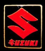 Suzuki pin- rood-zwart epoxy, Verzamelen, Speldjes, Pins en Buttons, Ophalen of Verzenden, Nieuw, Transport, Speldje of Pin