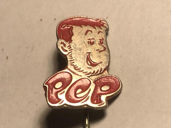 Metalen PEP STRIPBLAD HELD (Rood/Metaalkleur)., Verzamelen, Speldjes, Pins en Buttons, Zo goed als nieuw, Speldje of Pin, Figuurtje
