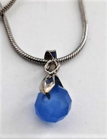 Mooi hangertje, blauw steentje, 18Kt witgoud verguld aan ket beschikbaar voor biedingen