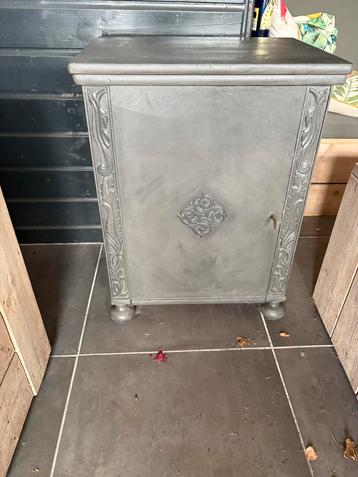 Oud naaikastje beschikbaar voor biedingen