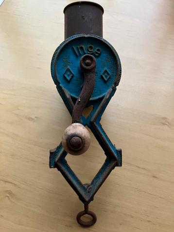 gietijzer antiek kaas/notenraspmolen beschikbaar voor biedingen