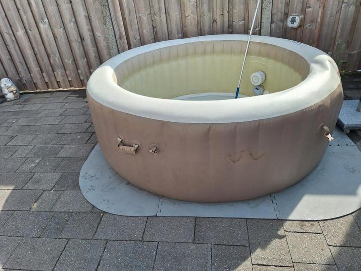 Jacuzzi met pomp te koop, Tuin en Terras, Bubbelbaden en Hottubs, Gebruikt, Afdekzeil, Pomp, Ophalen