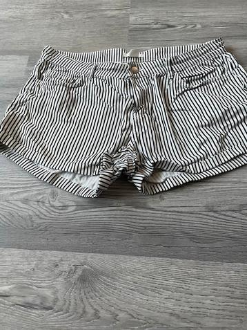Gestreept H&M Short Maat 42 beschikbaar voor biedingen