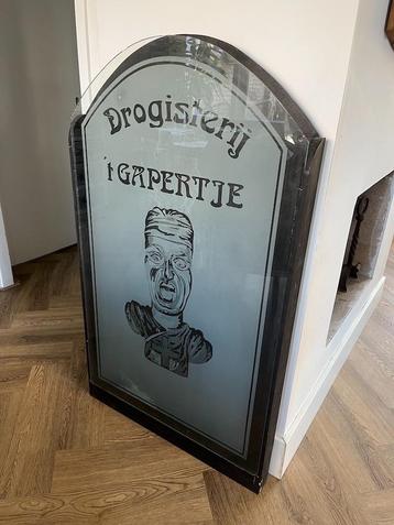 Zeer fraai geetst glazen raam Apotheker 't Gapertje beschikbaar voor biedingen