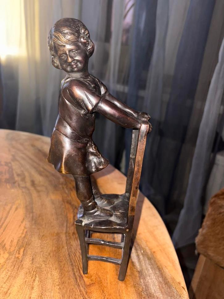 Bronzen beeld staand meisje op stoelr, Antiek en Kunst, Antiek | Koper en Brons, Brons, Ophalen of Verzenden