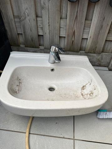 Gebruikte Wastafel met Kraan beschikbaar voor biedingen