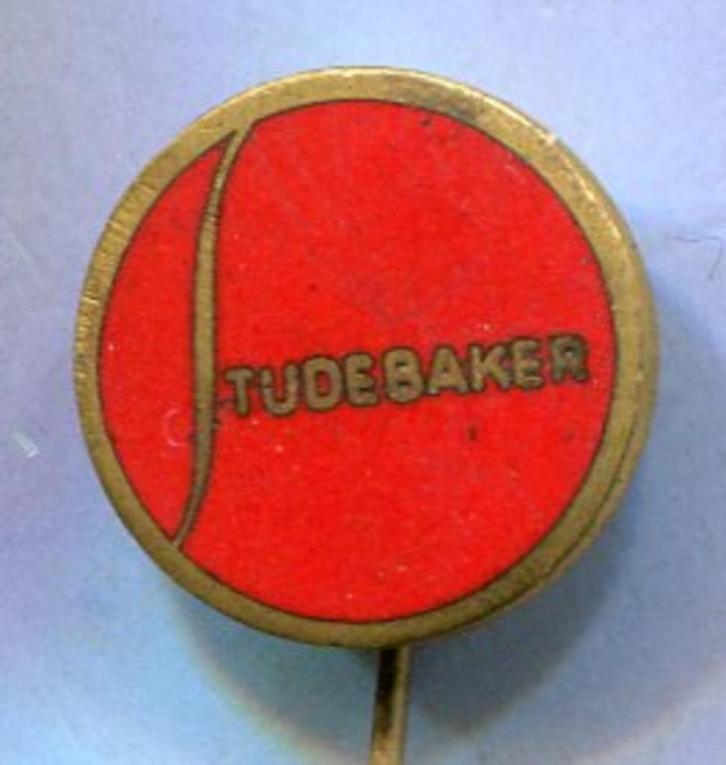 STUDEBAKER rood email op koper auto speldje ( D_050 ), Verzamelen, Speldjes, Pins en Buttons, Zo goed als nieuw, Speldje of Pin