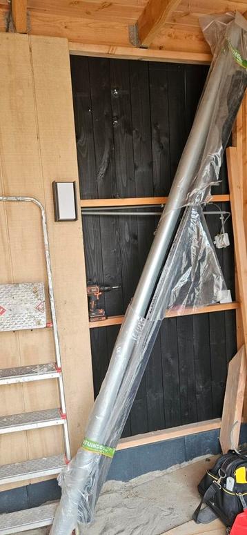 zinken afvoerpijp met 2 bochten en muurbeugels beschikbaar voor biedingen