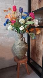 Oude kruik met kunstbloemen., Huis en Inrichting, Woonaccessoires | Vazen, Ophalen, Steen, Gebruikt, Overige kleuren