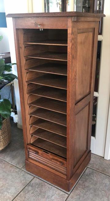 Eiken rolluikkast met 10 st. Eiken lade’s beschikbaar voor biedingen