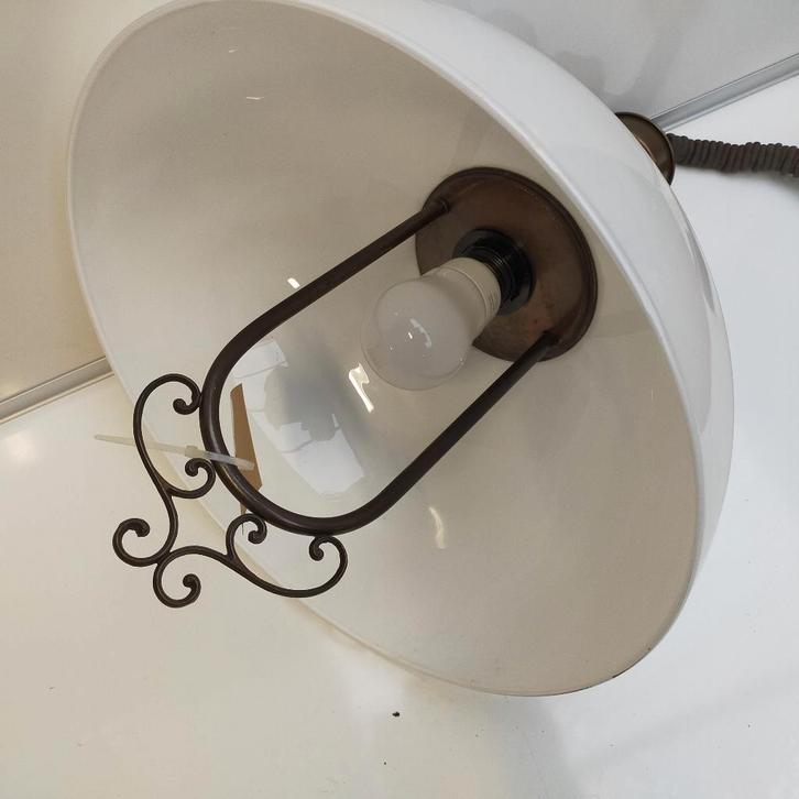 Hanglamp - retro model - wit glazen kap, Huis en Inrichting, Lampen | Hanglampen, Gebruikt, Minder dan 50 cm, Glas, Hout, Metaal