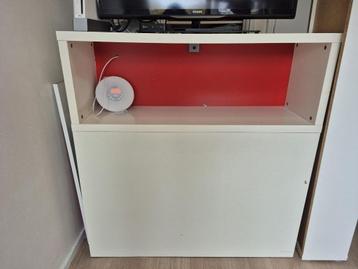 Bed TV/Kast met uitschuifbare lades beschikbaar voor biedingen