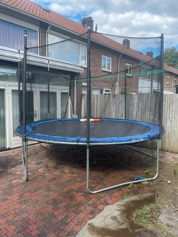 Grote trampoline beschikbaar voor biedingen