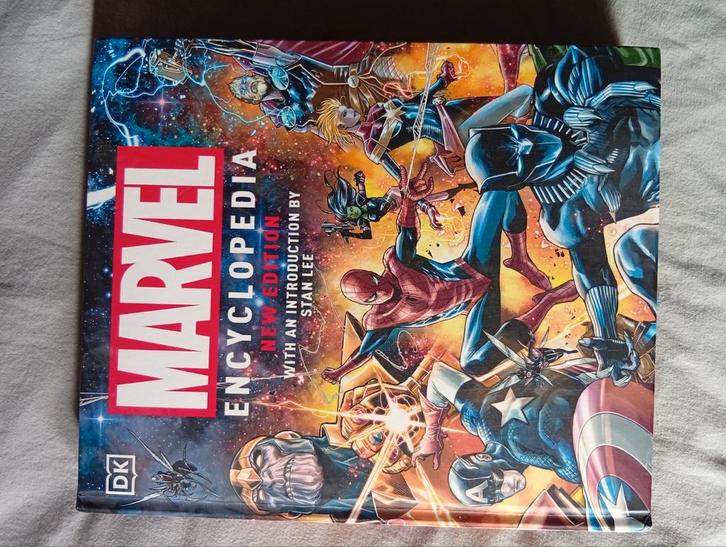 Stan Lee, Adam Bray - Marvel Encyclopedia New Edition, Boeken, Strips | Comics, Zo goed als nieuw, Eén comic, Amerika, Ophalen
