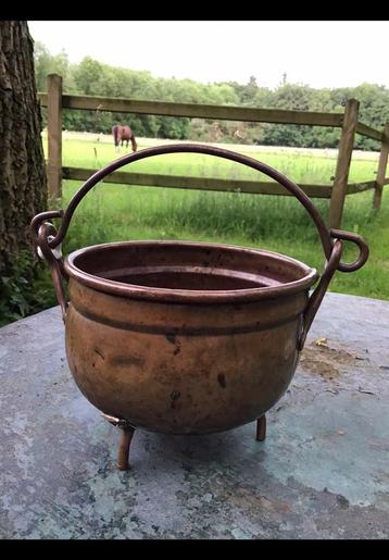Oud koperen potke, diameter ong 13,5 cm. Lekt aan 1 zijkant. beschikbaar voor biedingen