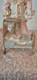 Antiek Poppenbedje met Kant, Antiek en Kunst, Antiek | Speelgoed, Ophalen of Verzenden