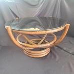 Vintage rotan salontafel met rookglas blad, Huis en Inrichting, Tafels | Salontafels, Ophalen, 50 tot 100 cm, Hollywood Regency stijl