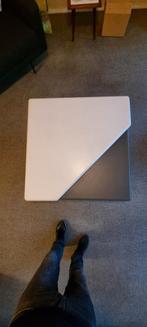 Draaibare zwart-witte salontafel in goede staat, Ophalen, Kunststof, Gebruikt, 50 tot 100 cm
