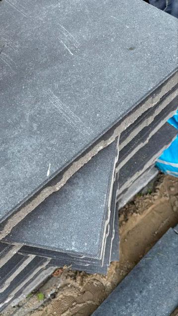 Vierkante tegels beschikbaar voor biedingen