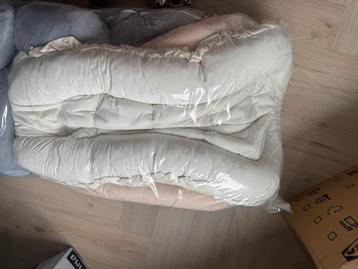 Luxe zwangerschapskussen en babynestje met kussentjes beschikbaar voor biedingen