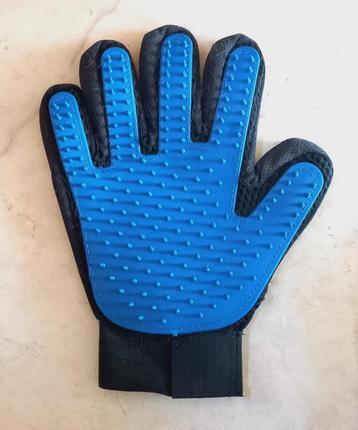Blauwe vachtverzorgings borstel handschoen voor katten beschikbaar voor biedingen