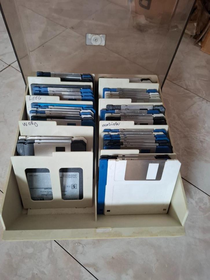 Ca 40 3,5" diskette incl opbergdoos, Computers en Software, Vintage Computers, Ophalen of Verzenden