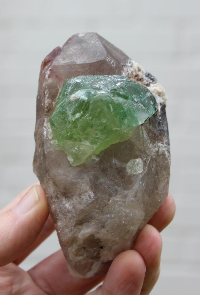 ROOKKWARTS en FLUORIET uit Erongo in NAMIBIE, Verzamelen, Mineralen en Fossielen, Mineraal, Ophalen of Verzenden