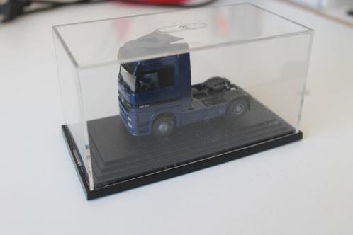Wiking Enzianblauwe Mercedes Actros in vitrinebox, Hobby en Vrije tijd, Modelauto's | 1:87, Zo goed als nieuw, Bus of Vrachtwagen