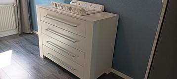Stevige commode inclusief omkleedkussen beschikbaar voor biedingen