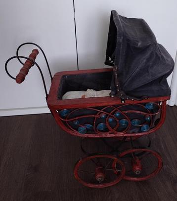 Vintage poppenwagen beschikbaar voor biedingen