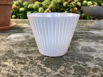 Vintage Bloempot Wit Ribbel Verticaal  beschikbaar voor biedingen