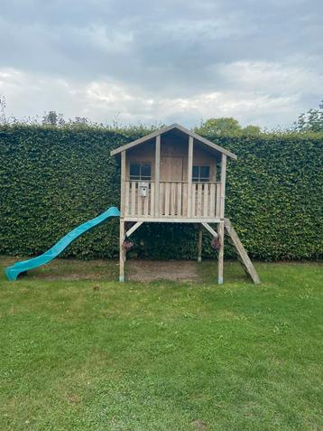 Houten speelhuis met glijbaan en ladder beschikbaar voor biedingen