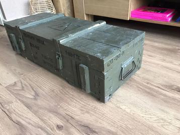 Oude Houten munitie kist beschikbaar voor biedingen