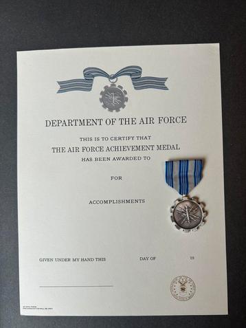 Air Force Achievement Medaille: Groot model & certificaat beschikbaar voor biedingen